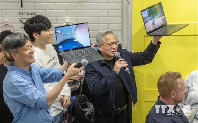 Giám đốc điều hành Nvidia Jensen Huang (hàng đứng, áo khoác sẫm màu). (Ảnh: TTXVN)